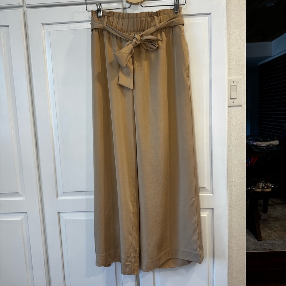 NWT- Ann Taylor High Rise Tan Wide Leg Flowy Trousers with Belt. Size Medium